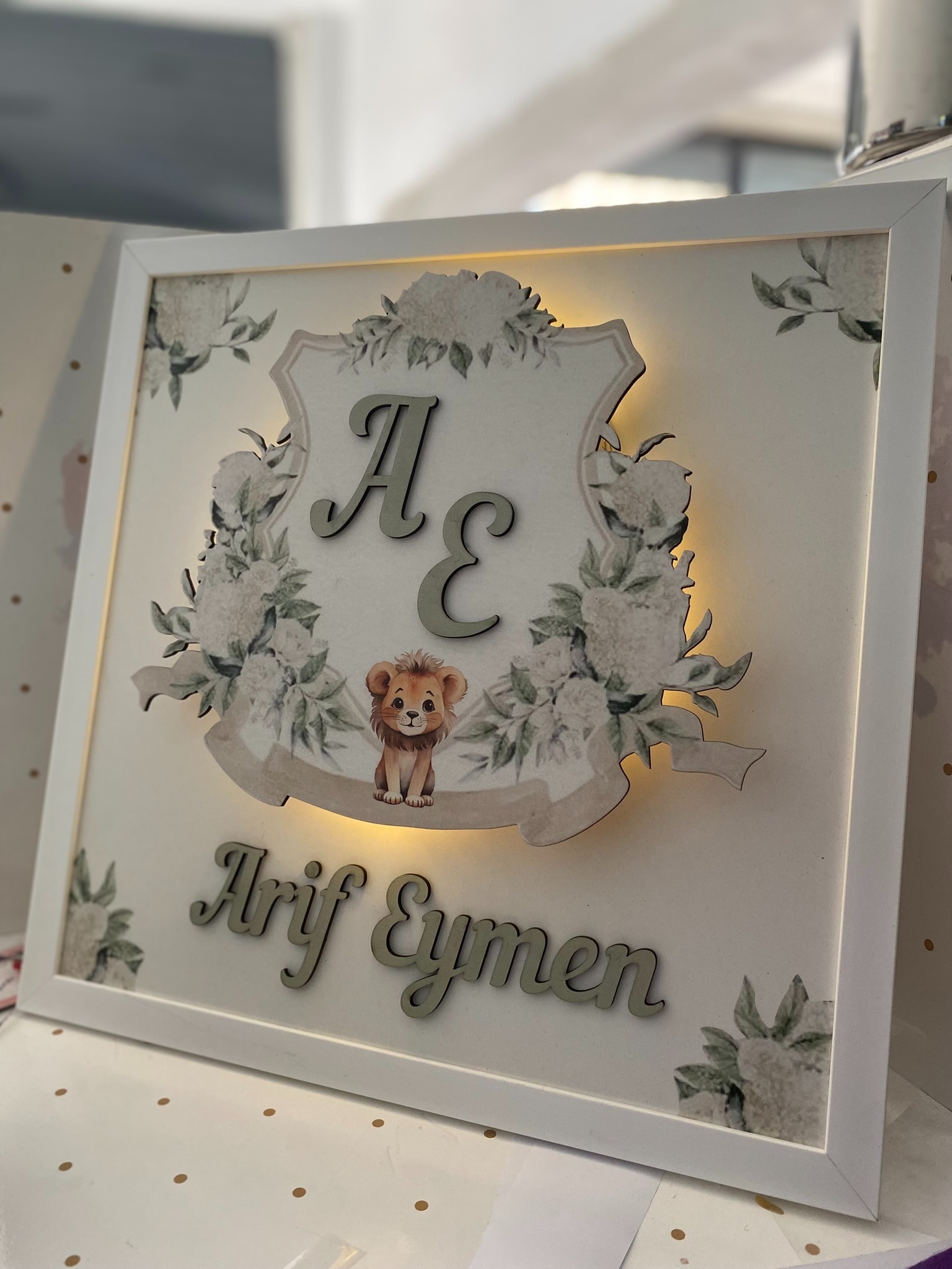 Aslan Figürlü Işıklı Çerçeve Kapı Süsü