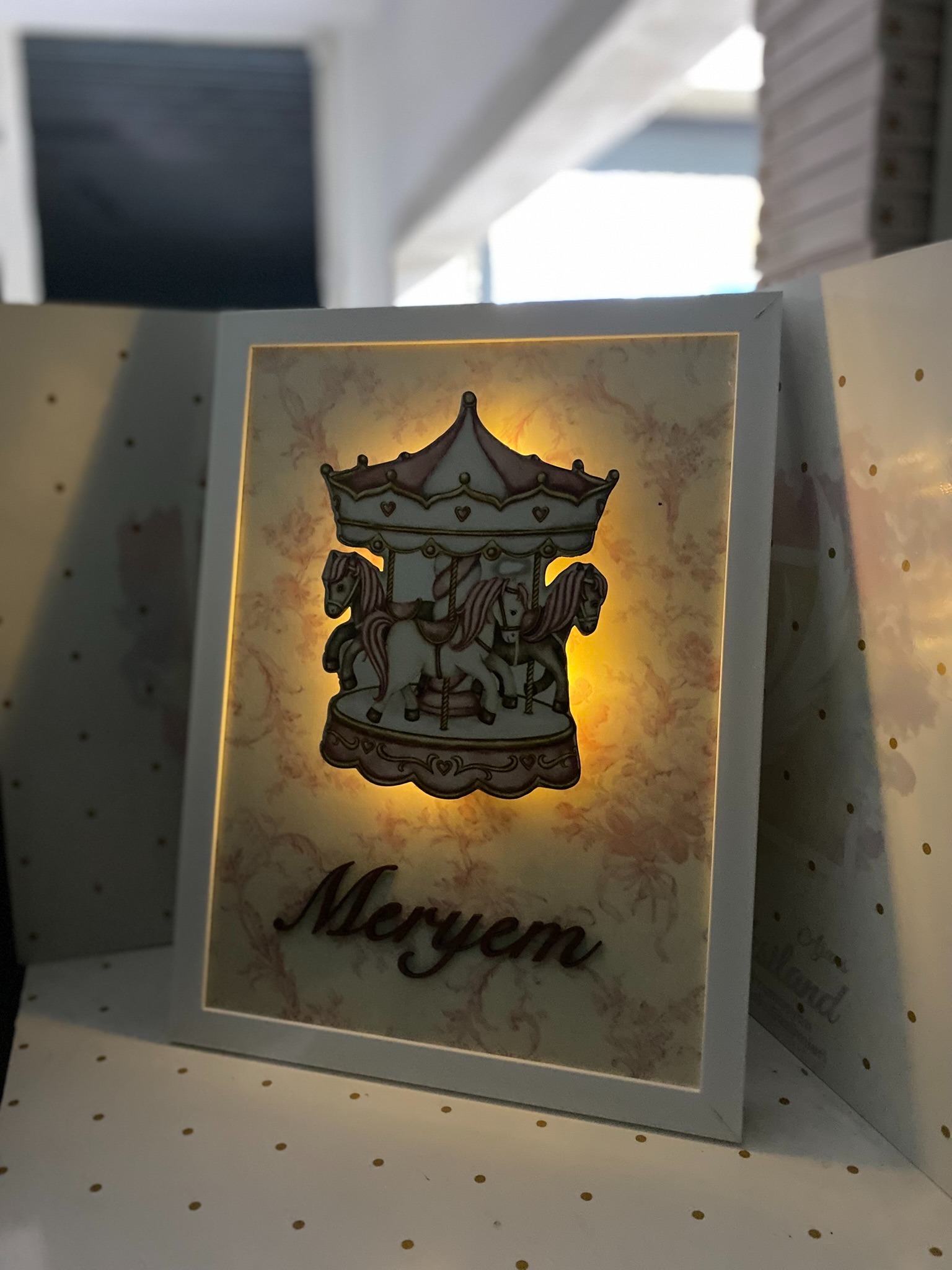 Atlıkarınca Işıklı Çerçeve Kapı Süsü- Pembe