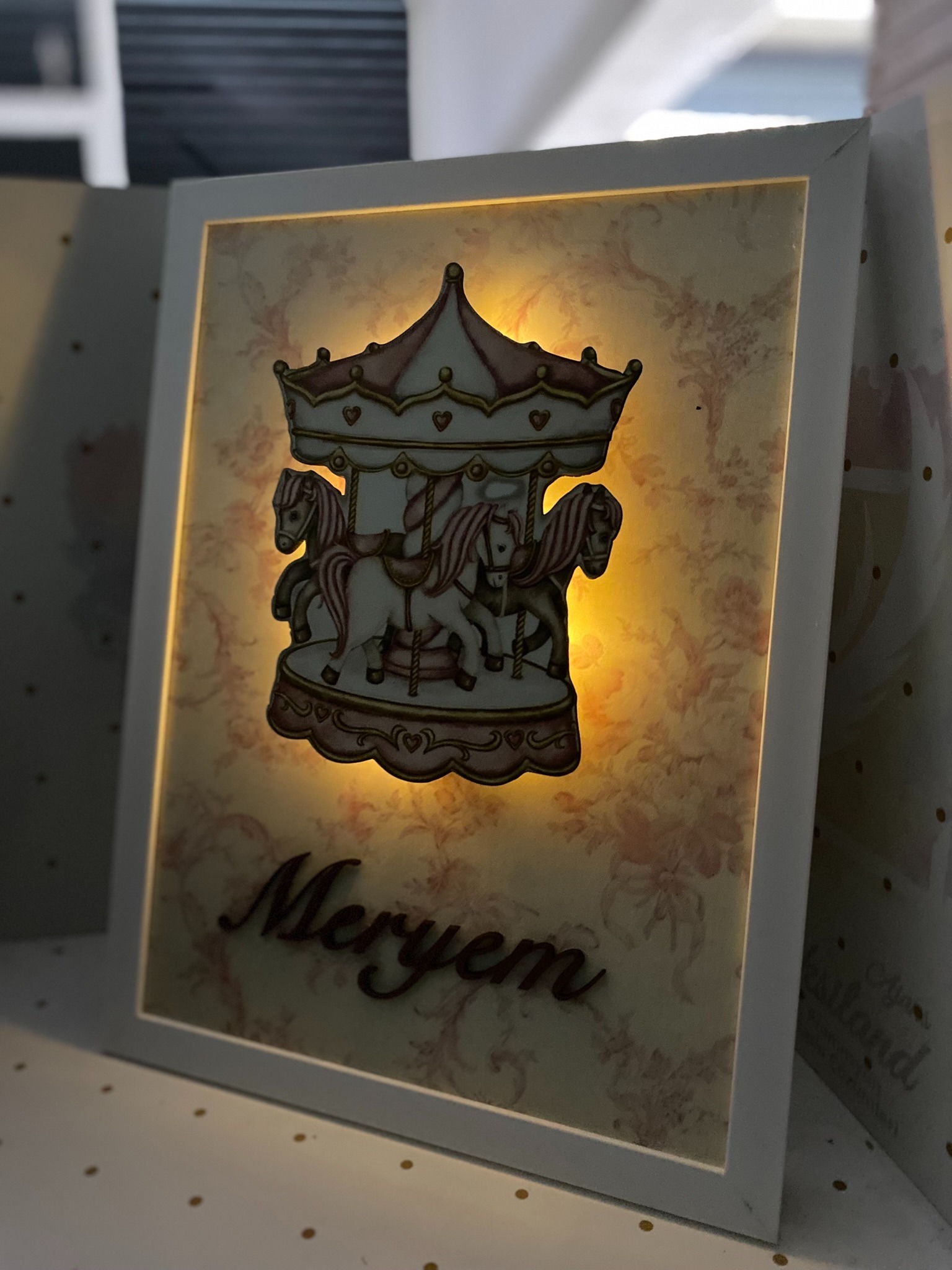 Atlıkarınca Işıklı Çerçeve Kapı Süsü- Pembe