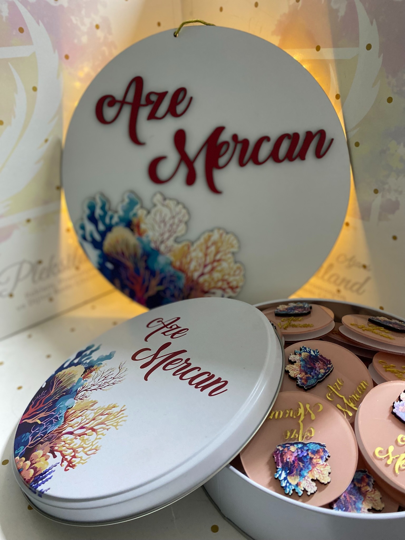 25 Adet Pleksi Magnet - 1 Adet Metal Kutu - 1 Adet Kapı Süsü