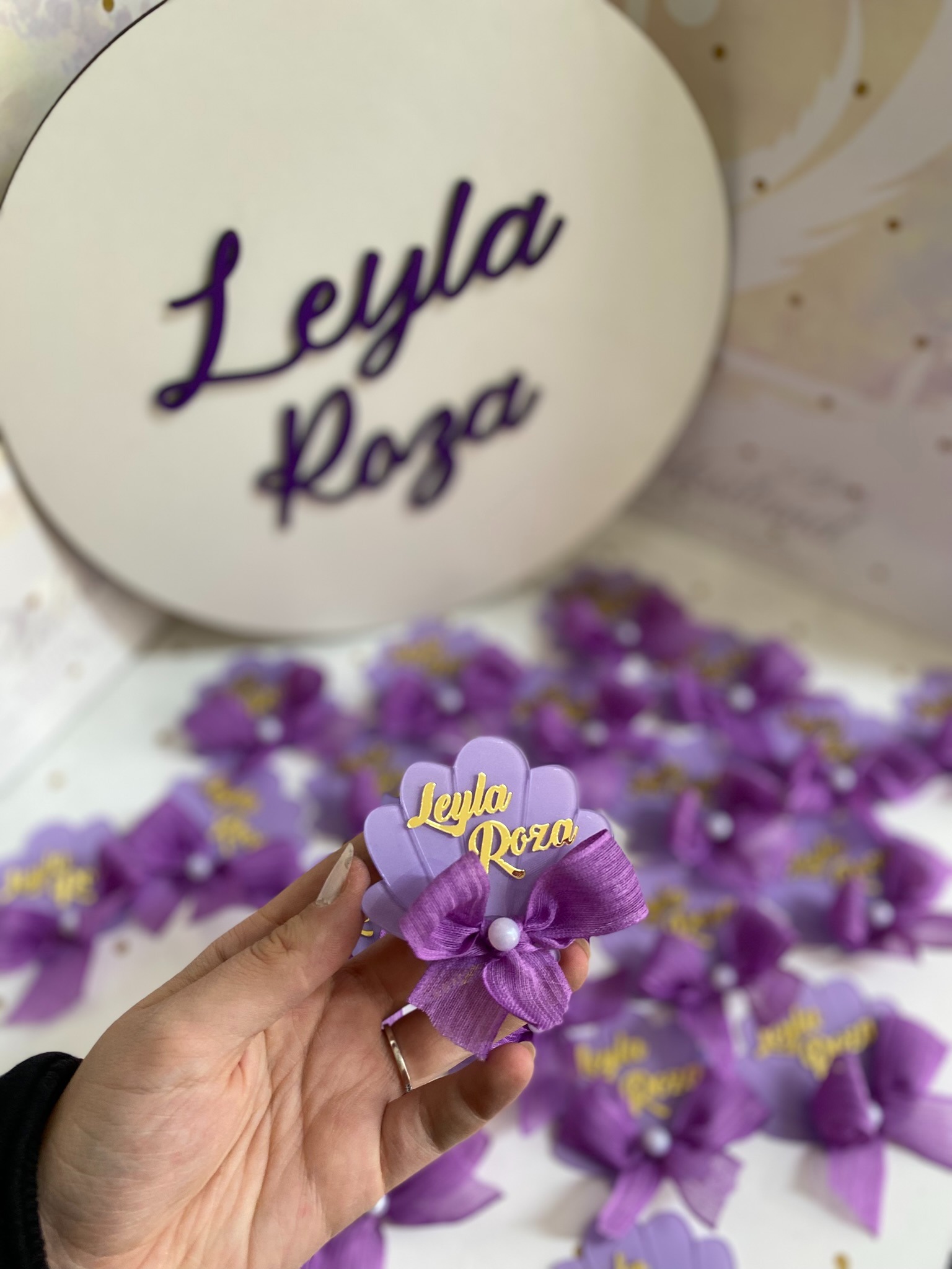 25 Adet Kurdeleli Pleksi Magnet - 1 Adet Metal Kutu - 1 Adet Kapı Süsü