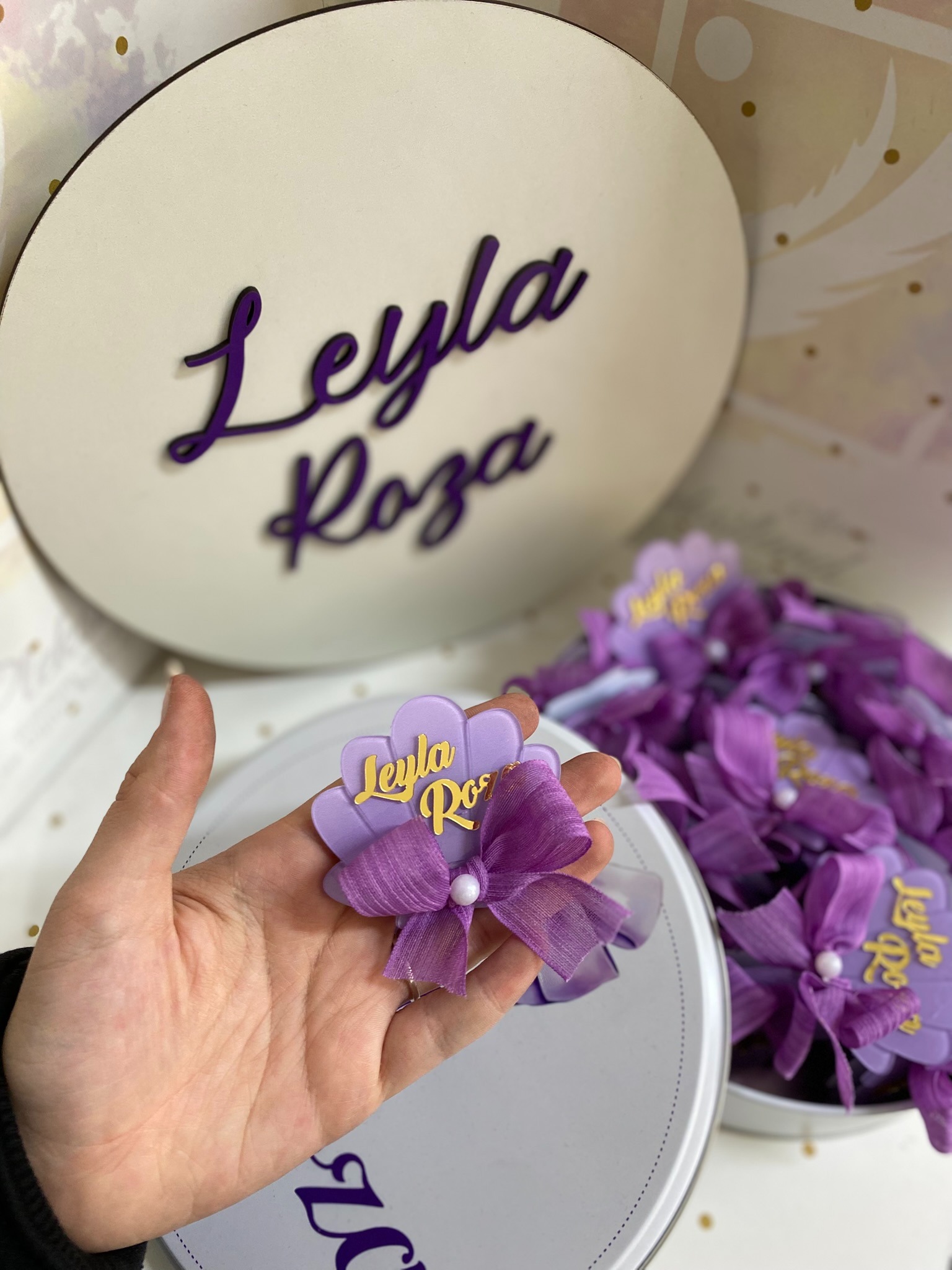 25 Adet Kurdeleli Pleksi Magnet - 1 Adet Metal Kutu - 1 Adet Kapı Süsü