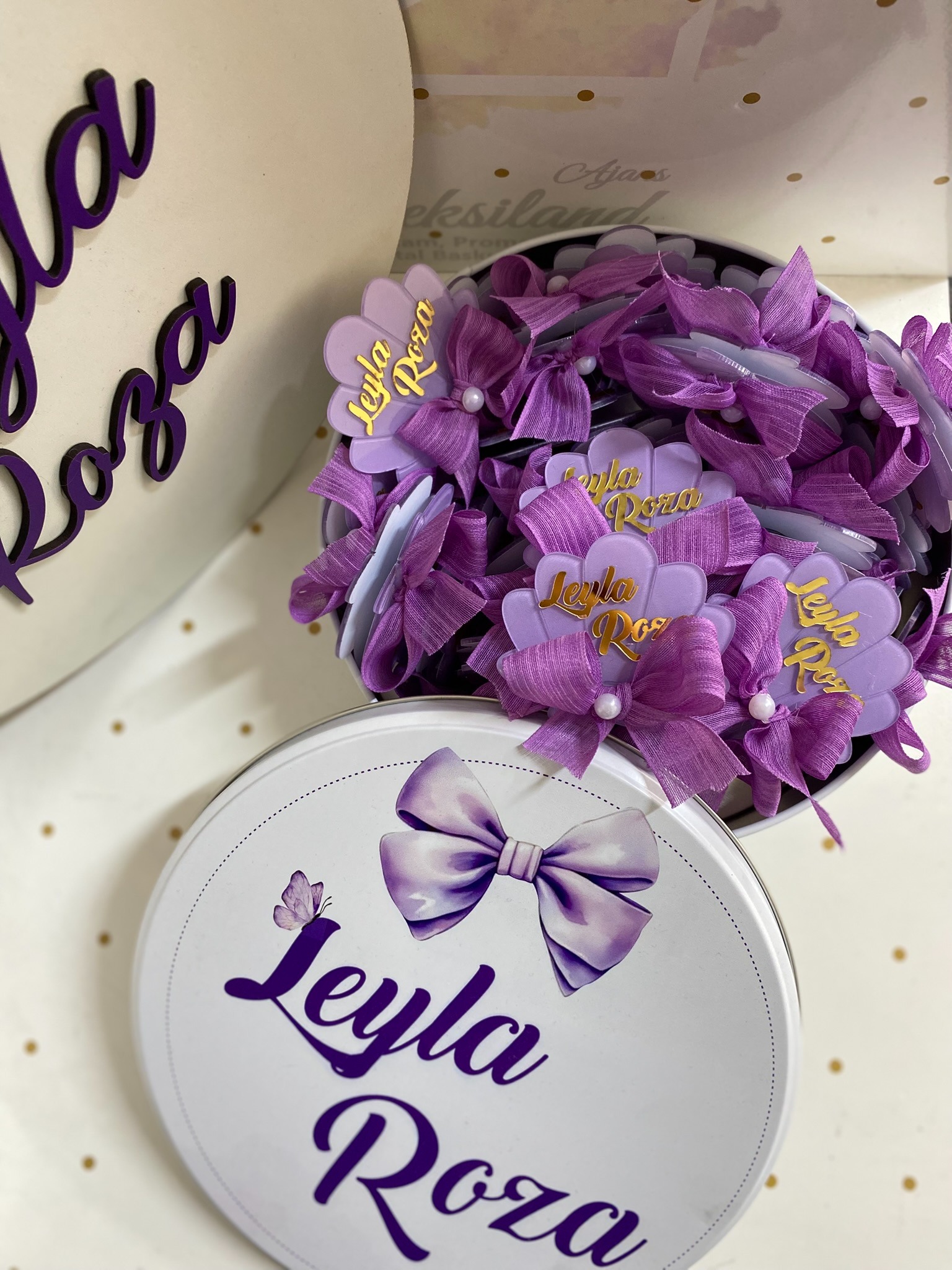 25 Adet Kurdeleli Pleksi Magnet - 1 Adet Metal Kutu - 1 Adet Kapı Süsü