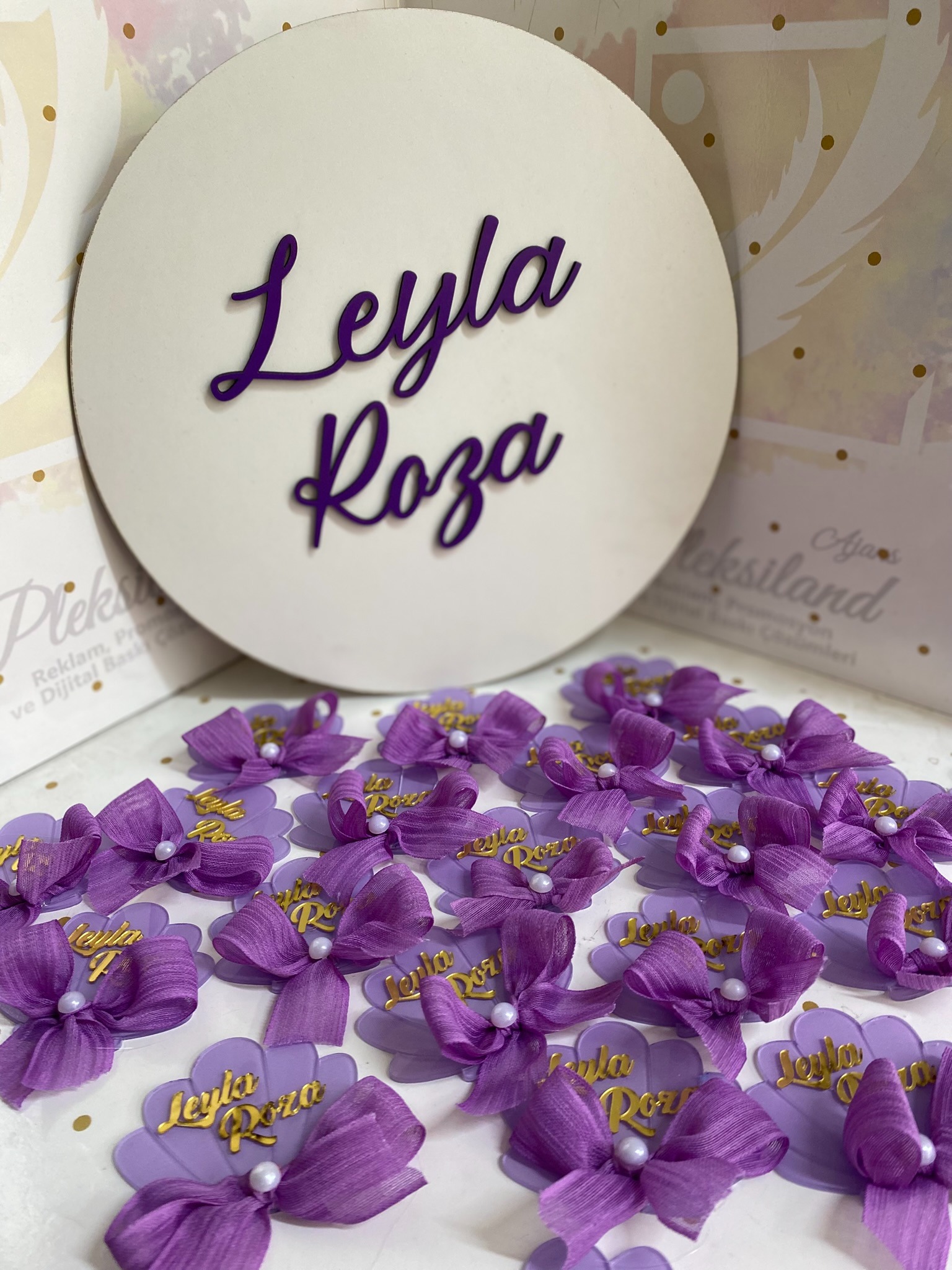 25 Adet Kurdeleli Pleksi Magnet - 1 Adet Metal Kutu - 1 Adet Kapı Süsü